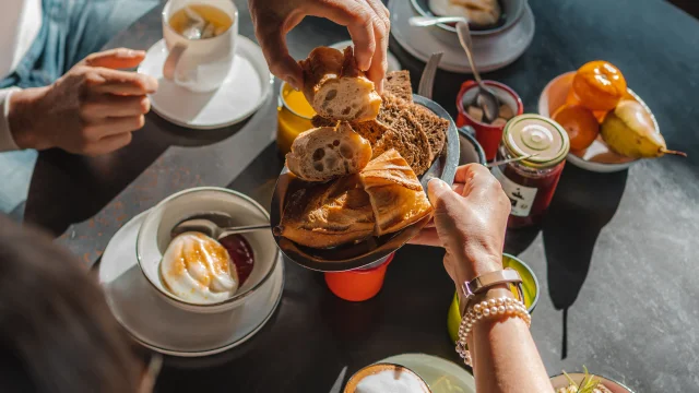 Paar beim Frühstück im Bateau Libre