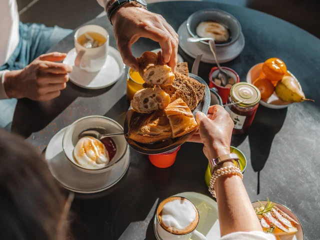 Couple prenant un petit déjeuner au Bateau Libre