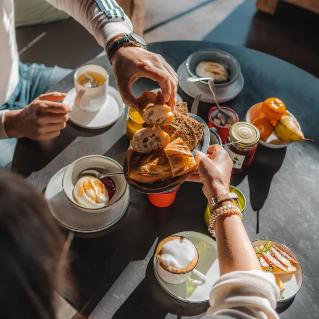 Couple having breakfast at the Bateau Libre