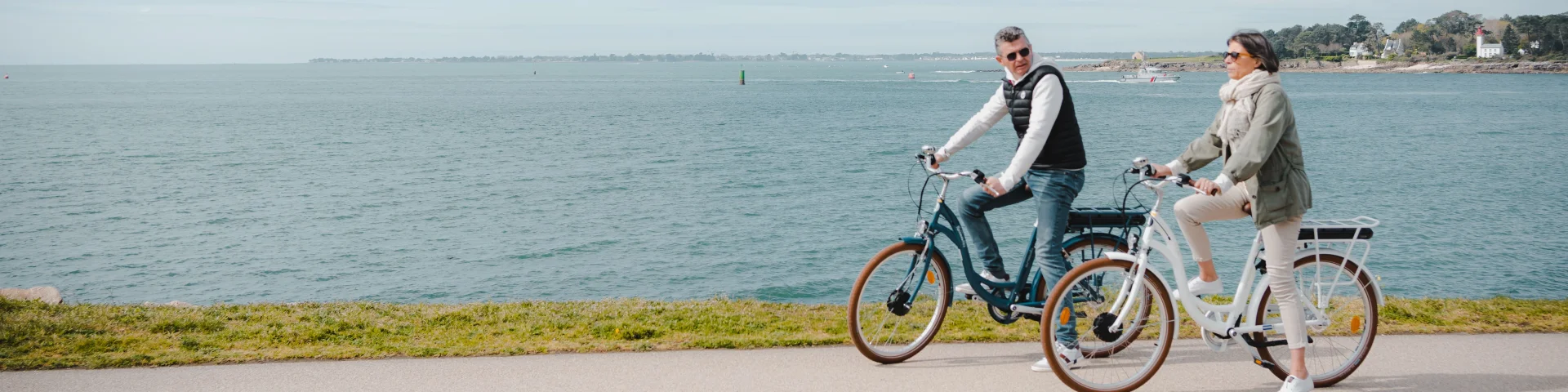 Paar fietst op de Corniche de la Mer