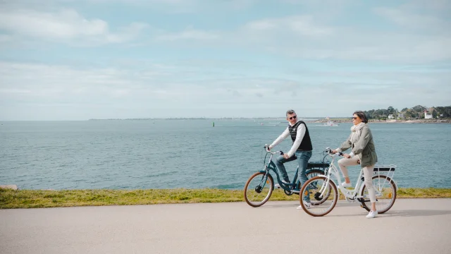 Couple cycling on the Corniche de la Mer
