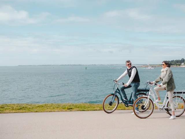 Paar auf dem Fahrrad auf der Corniche de la Mer