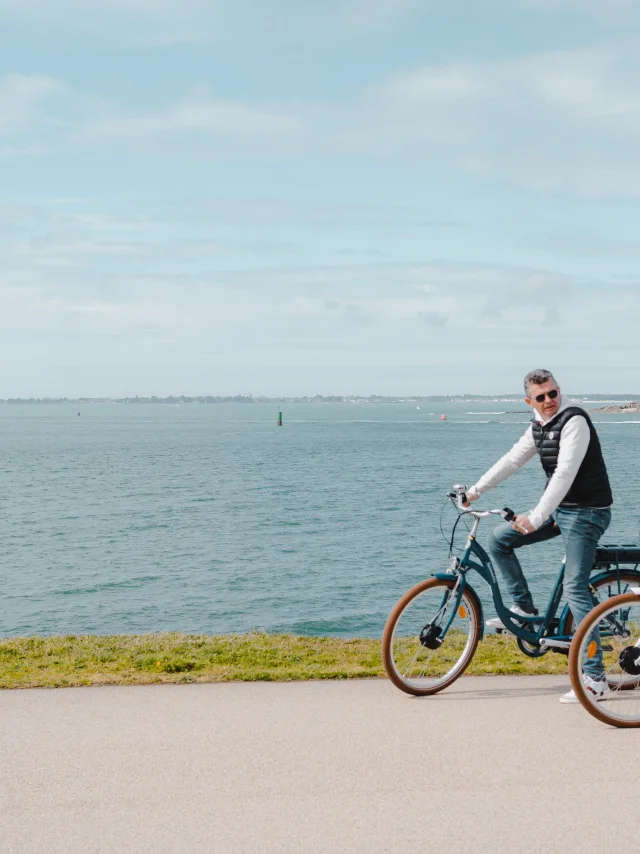 Paar fietst op de Corniche de la Mer