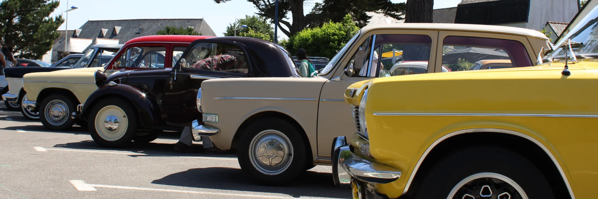 Versammlung des Simca Club France auf dem Place du Meneyer in Bénodet