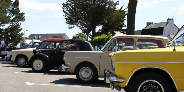 Simca France Club meeting on the Place du Meneyer in Bénodet