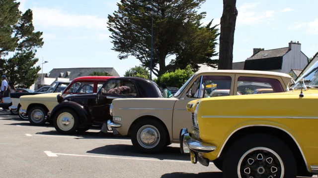 Rassemblement du Club Simca France sur la Place du Meneyer à Bénodet