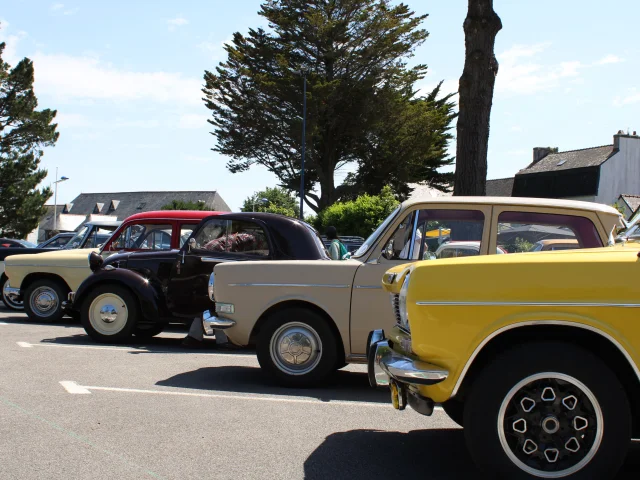 Versammlung des Simca Club France auf dem Place du Meneyer in Bénodet