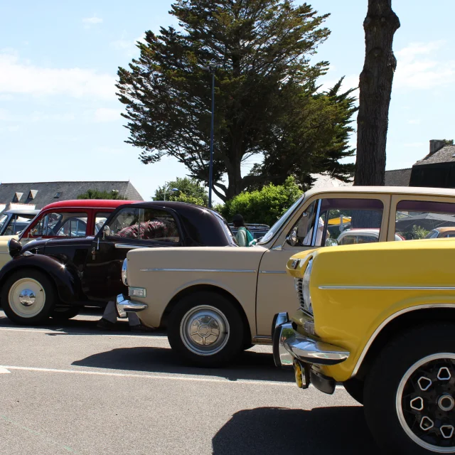 Rassemblement du Club Simca France sur la Place du Meneyer à Bénodet