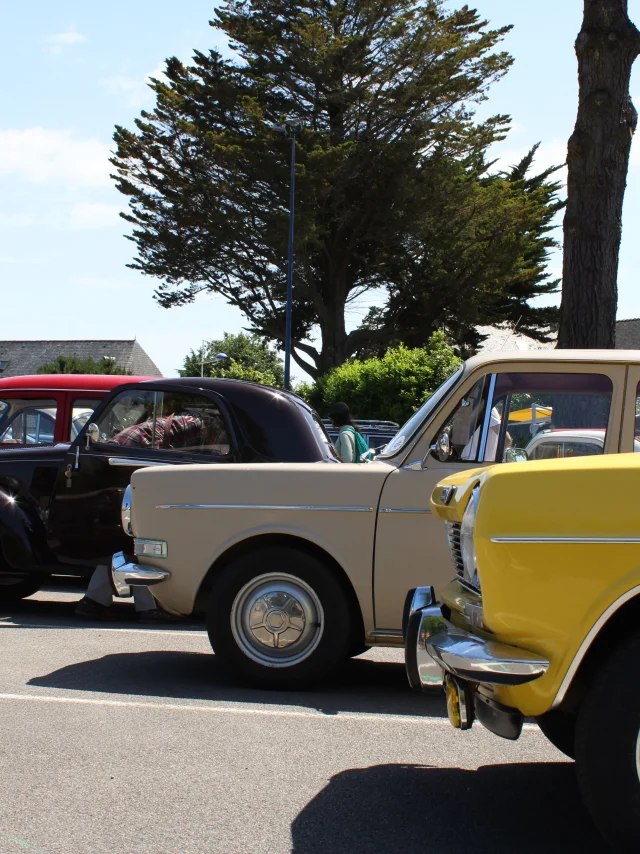 Versammlung des Simca Club France auf dem Place du Meneyer in Bénodet