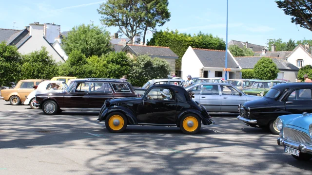 Rassemblement du Club Simca France sur la Place du Meneyer