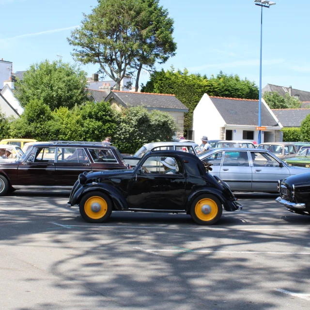 Rassemblement du Club Simca France sur la Place du Meneyer