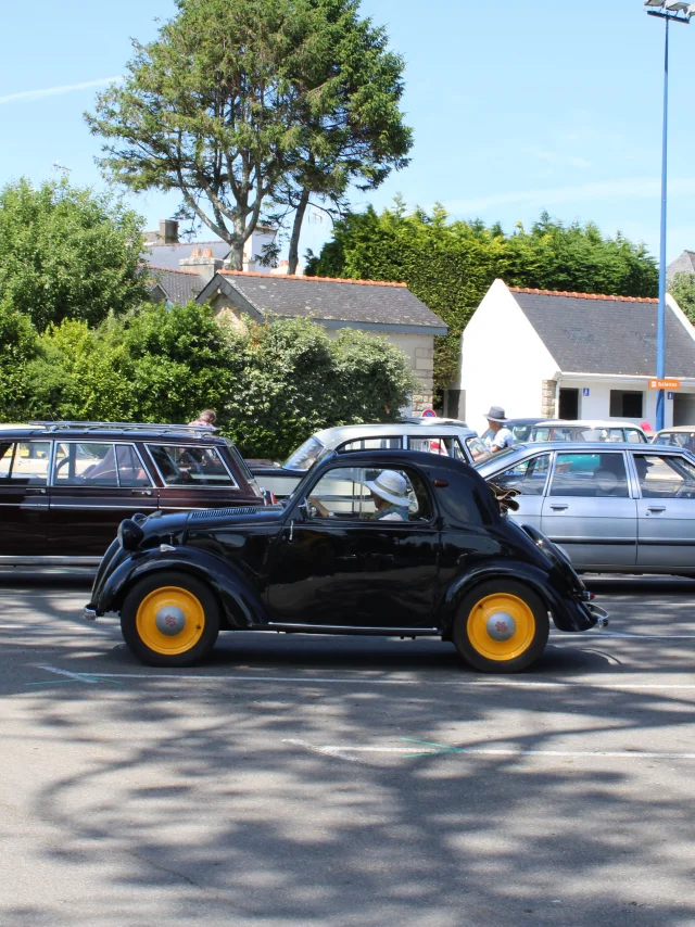 Bijeenkomst Simca France Club op Place du Meneyer