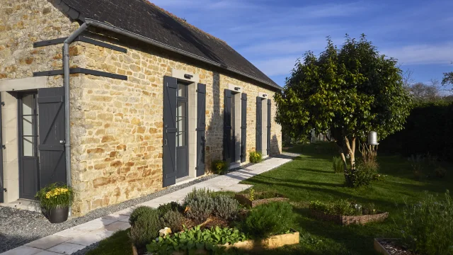 Façade extérieure de la salle de bal de la Maison d'Hôtes Au 46