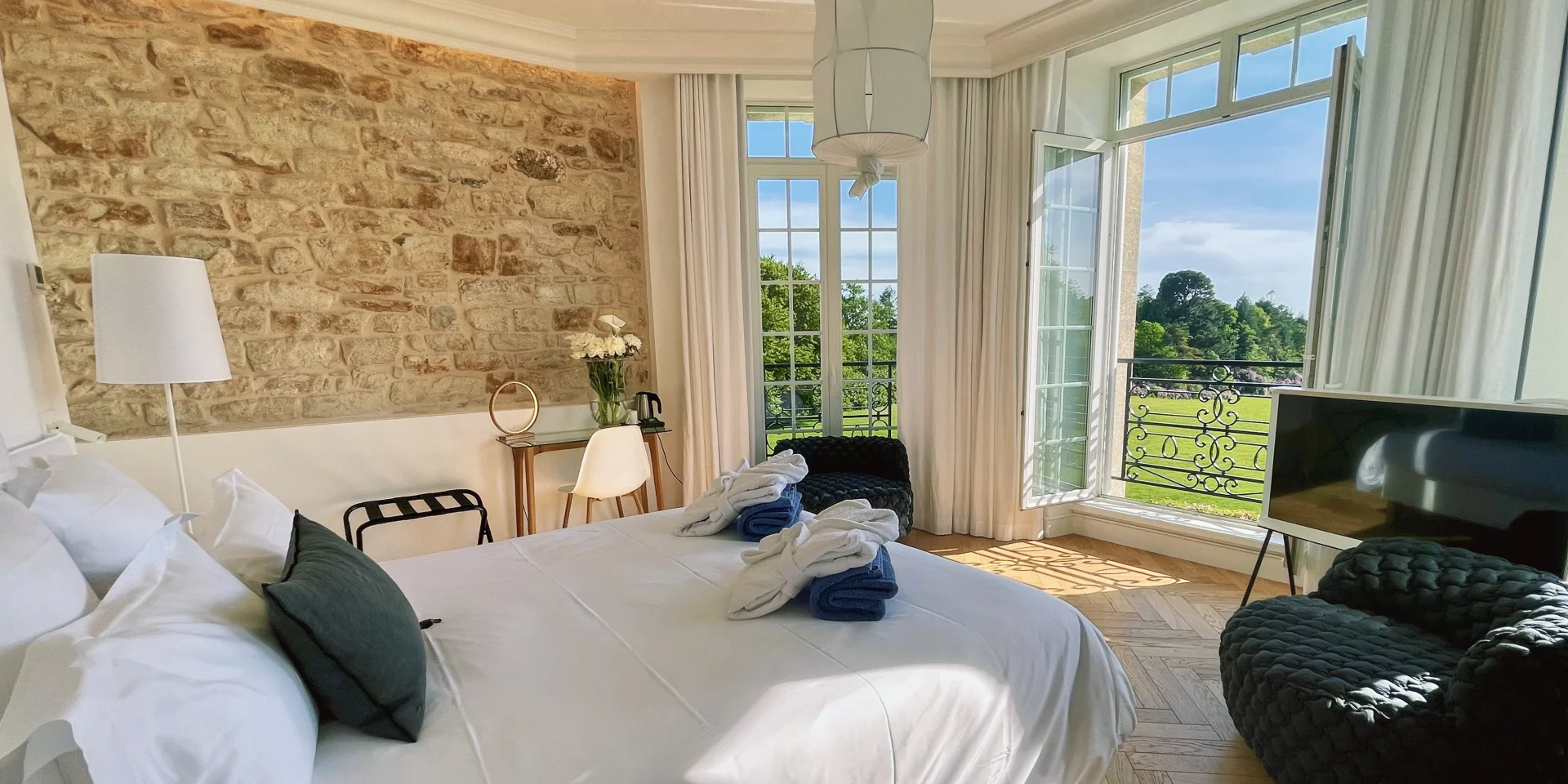 Chambre du Château Les Garennes avec vue parc