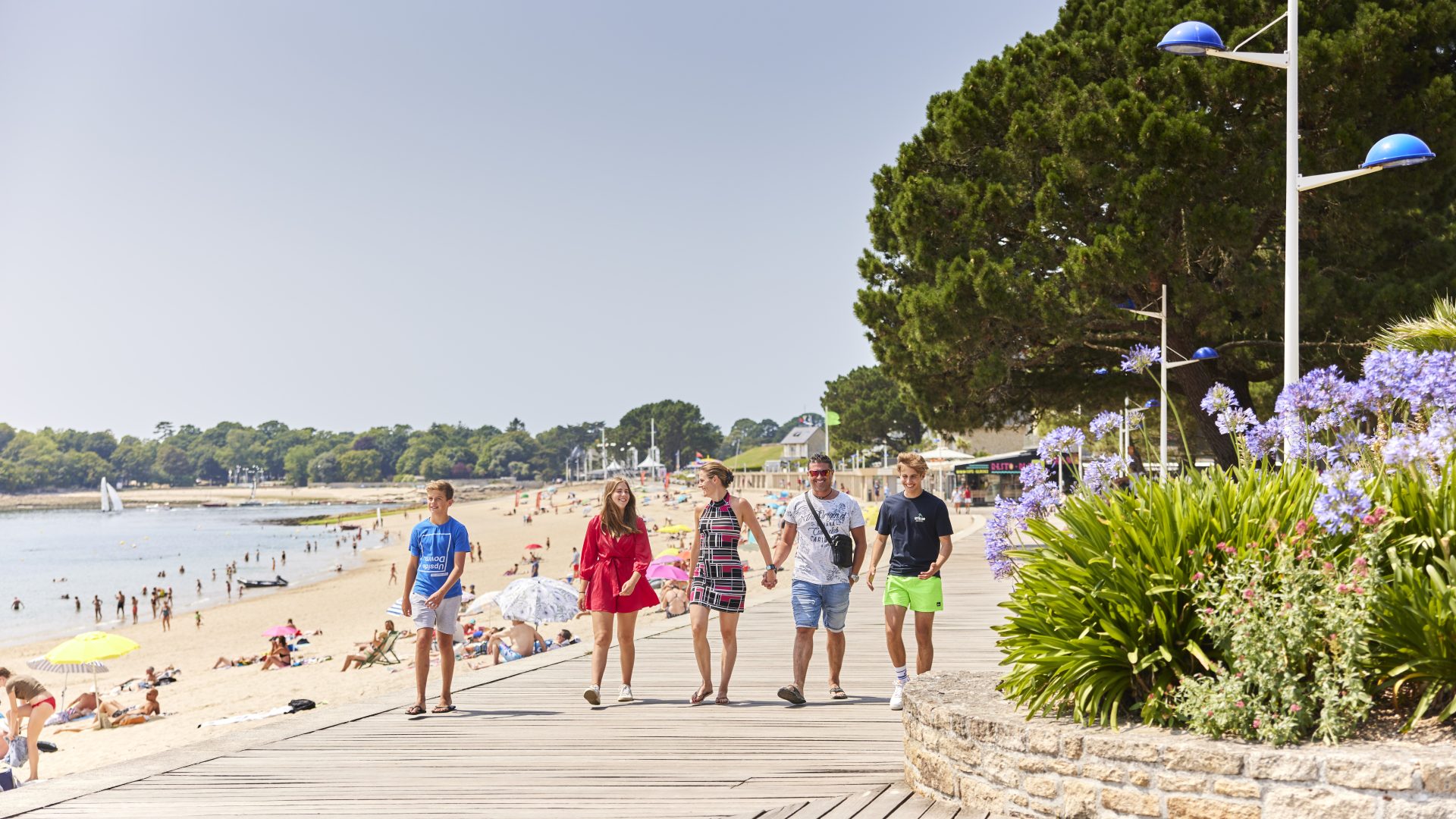 Family strolling along the Esplanade de la Plage du Trez