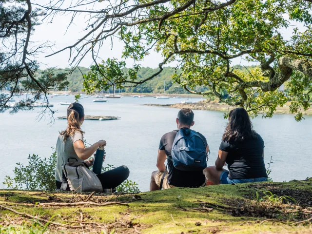 Hikers taking a break along the Odet near the Cornouaille Bridge