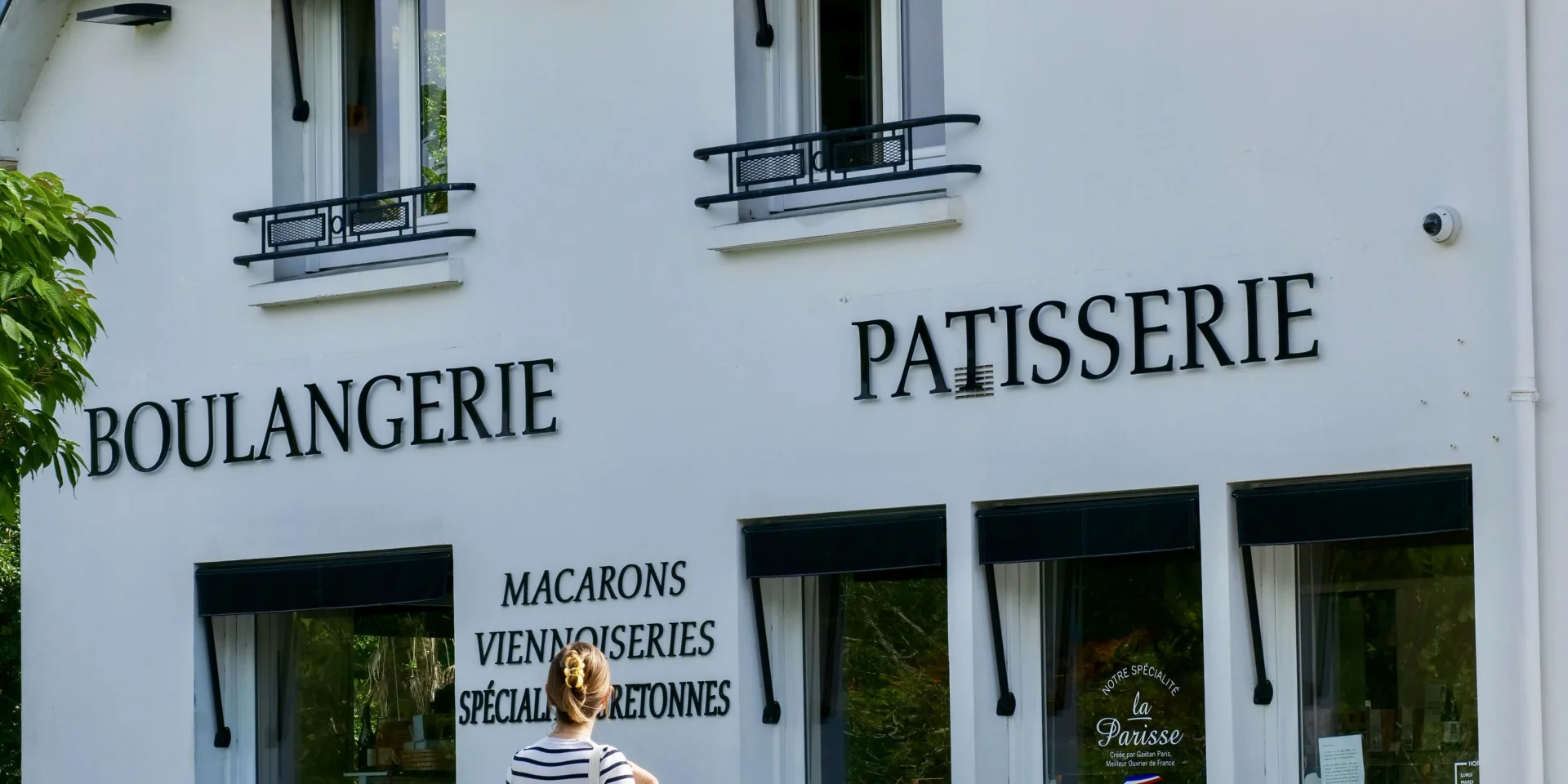 Young woman on her way to La Boulangerie in Bénodet