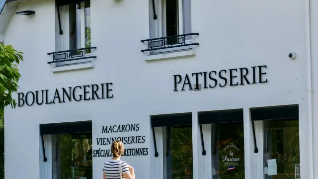 Young woman on her way to La Boulangerie in Bénodet