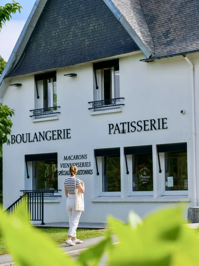 Jeune femme se rendant à La Boulangerie de Bénodet