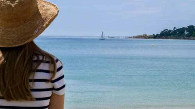 Jeune femme admirant la Pointe de Combrit depuis la Plage du Trez à Bénodet