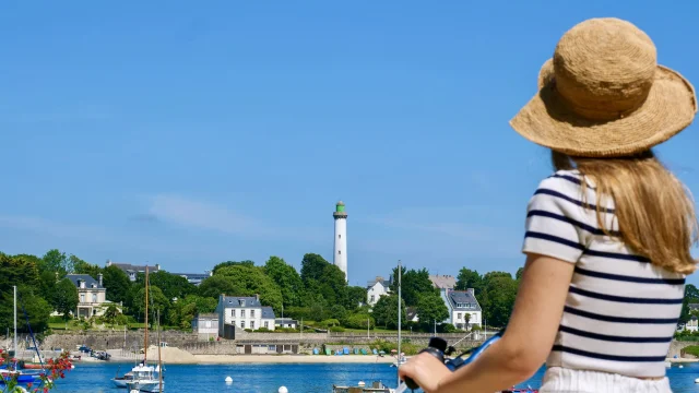 Jeune femme à vélo admirant Bénodet depuis Sainte-Marine