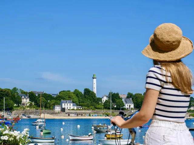Jeune femme à vélo admirant Bénodet depuis Sainte-Marine