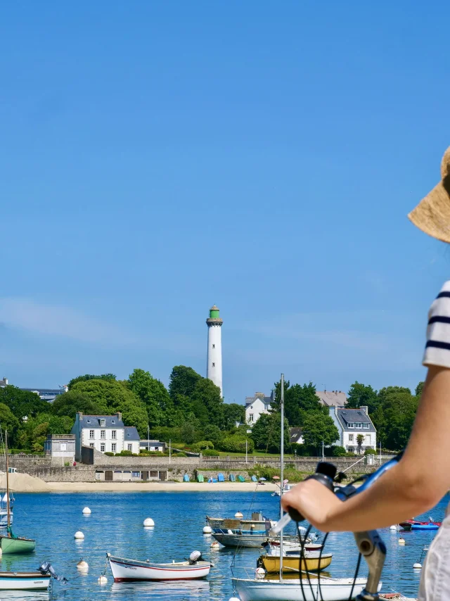 Jeune femme à vélo admirant Bénodet depuis Sainte-Marine