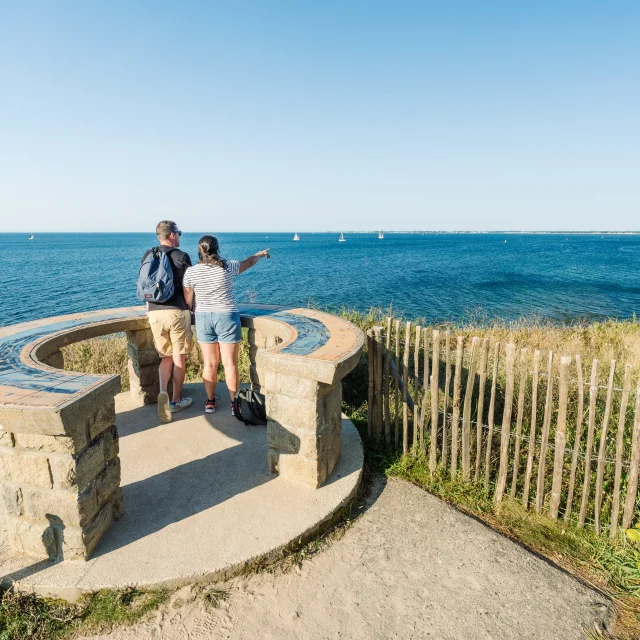 Paar bewundert den Horizont am Orientierungstisch der Pointe de Groasguen in Bénodet