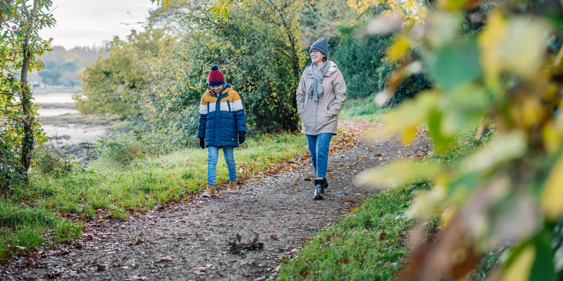 A mother and her son on a walk in the Anse du Petit Moulin in Bénodet