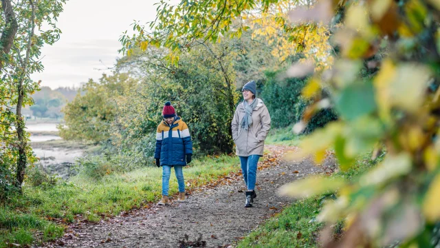 Une mère et son fils en balade dans l'Anse du Petit Moulin à Bénodet