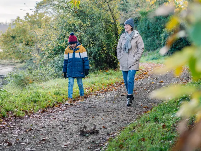Une mère et son fils en balade dans l'Anse du Petit Moulin à Bénodet