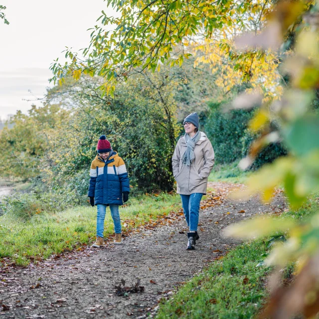 A mother and her son on a walk in the Anse du Petit Moulin in Bénodet