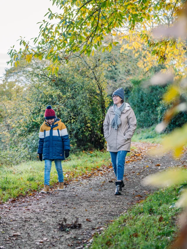 Une mère et son fils en balade dans l'Anse du Petit Moulin à Bénodet