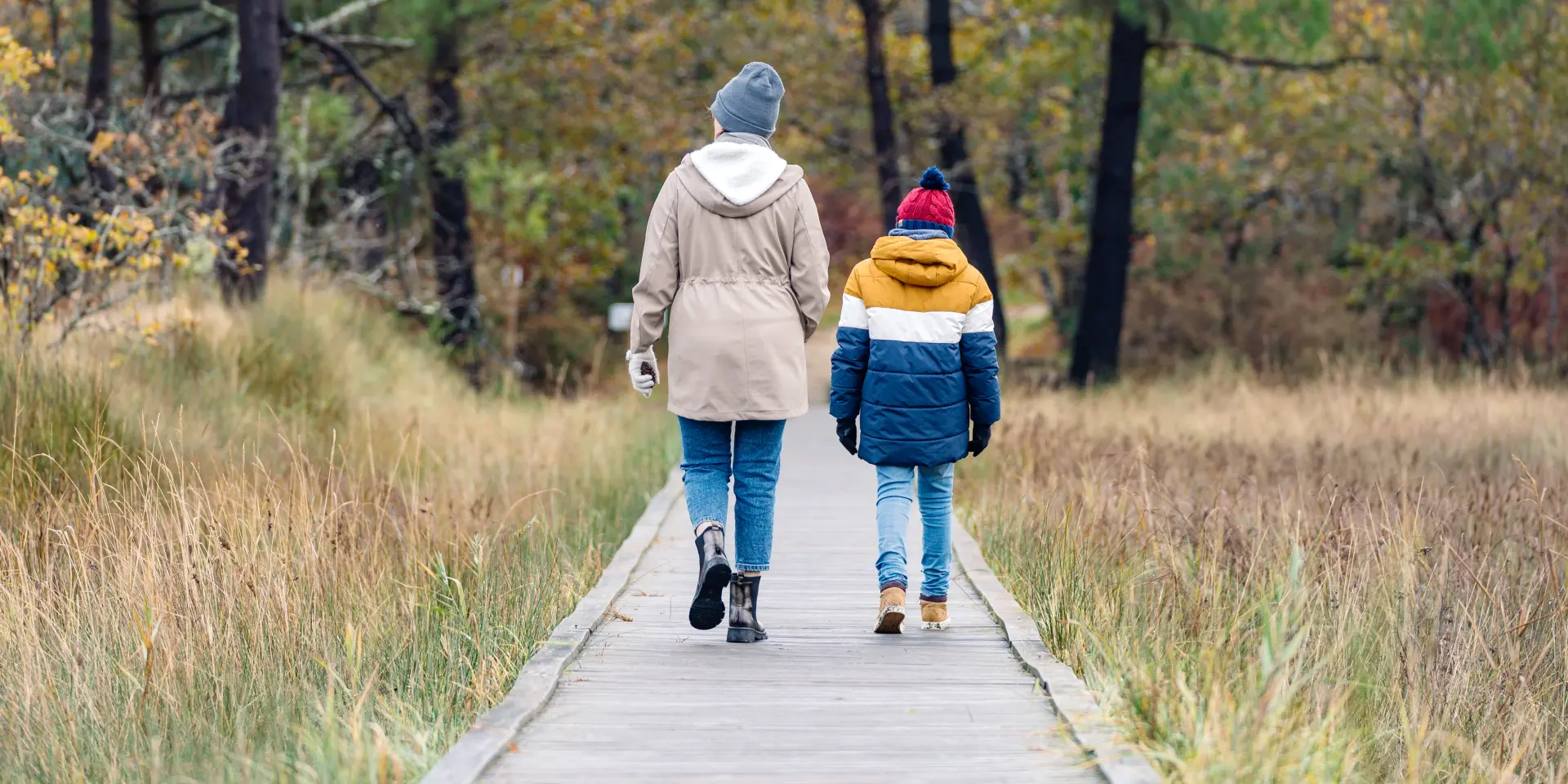 A mother and her son on a walk in the Anse du Petit Moulin in Bénodet