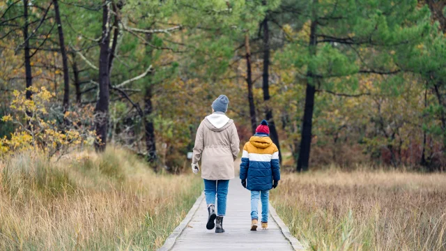 Une mère et son fils en promenade dans l'Anse du Petit Moulin à Bénodet