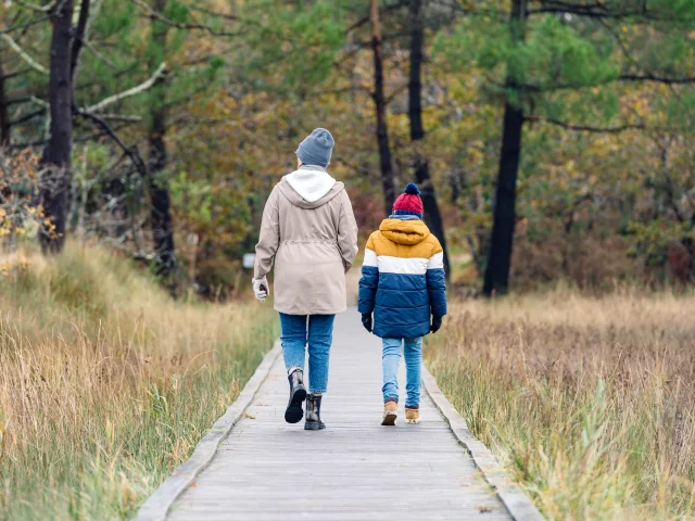 Une mère et son fils en promenade dans l'Anse du Petit Moulin à Bénodet