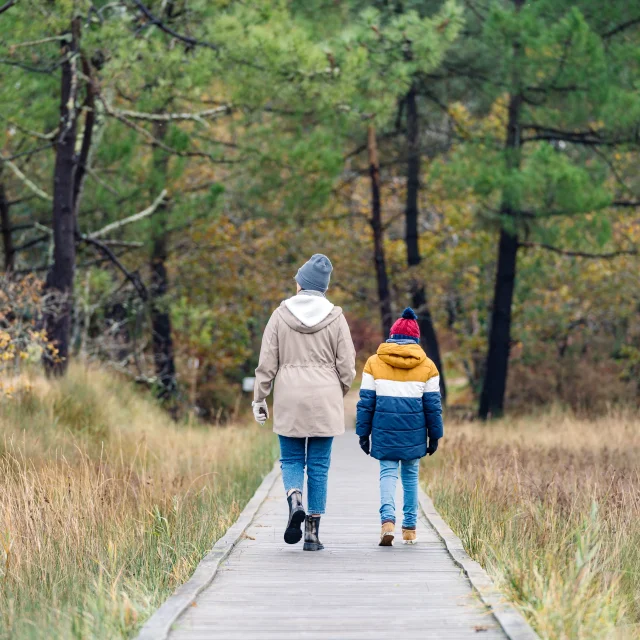 Une mère et son fils en promenade dans l'Anse du Petit Moulin à Bénodet