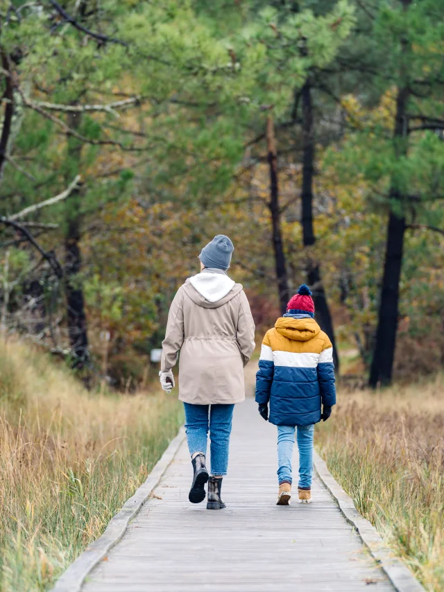 Une mère et son fils en promenade dans l'Anse du Petit Moulin à Bénodet