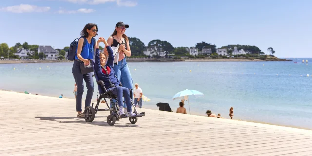 Stroll along the Esplanade alongside Plage du Trez