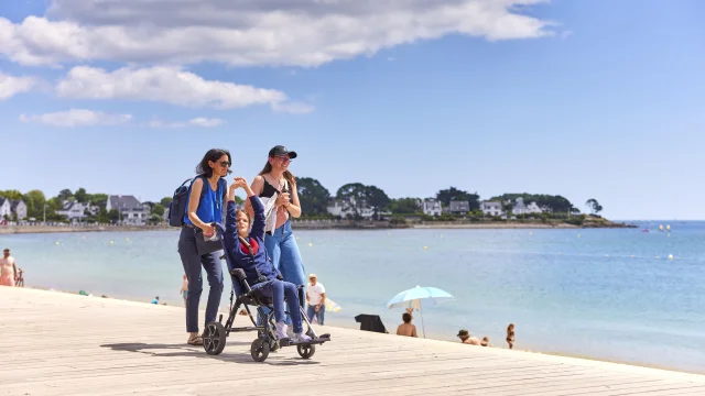 Balade sur l'Esplanade qui longe la Plage du Trez