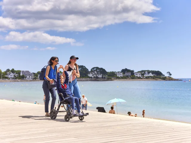 Spaziergang auf der Esplanade, die am Plage du Trez entlangführt