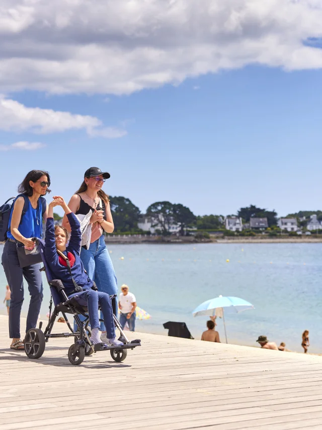 Spaziergang auf der Esplanade, die am Plage du Trez entlangführt