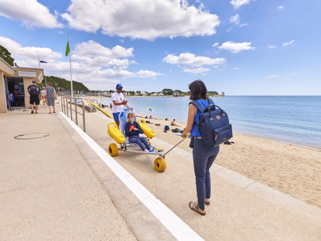 Users of the Tiralo at Plage du Trez