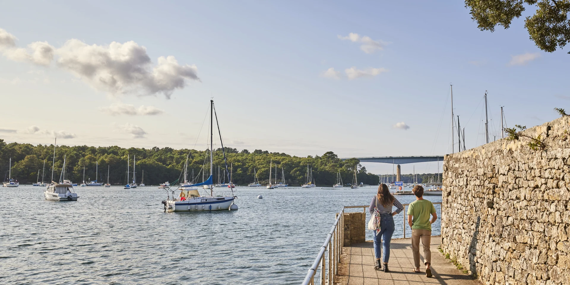 Couple of young people strolling towards the Bénodet marina
