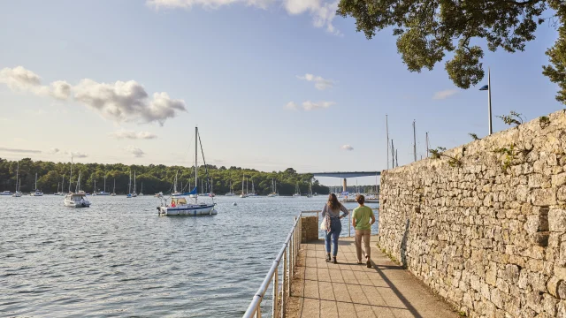 Couple de jeunes gens en promenade vers le Port de Plaisance de Bénodet
