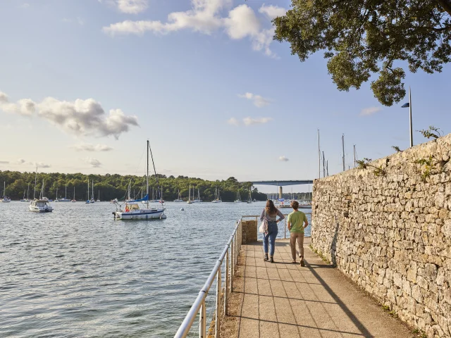 Couple de jeunes gens en promenade vers le Port de Plaisance de Bénodet
