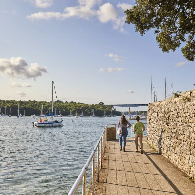 Couple of young people strolling towards the Bénodet marina