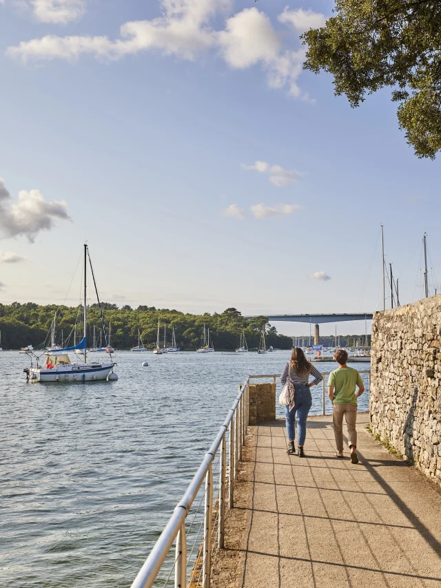 Een paar jongeren wandelen naar de jachthaven van Bénodet