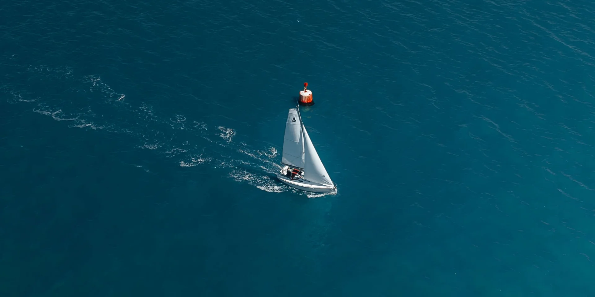 Luchtfoto van een zeilboot in de baai van Bénodet