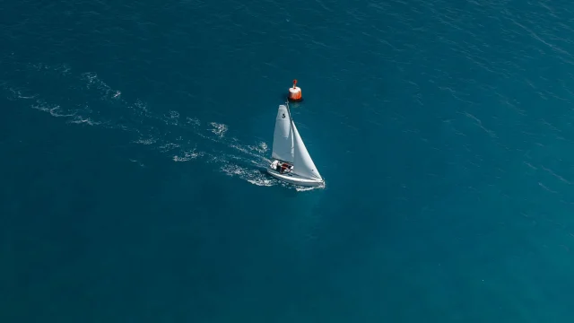 Luftaufnahme eines Segelschiffs, das in der Bucht von Bénodet segelt